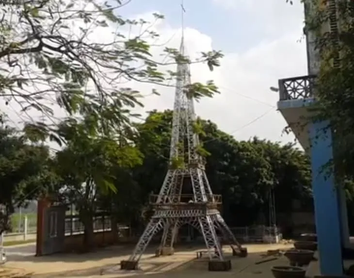 Giới trẻ giáo xứ ở Nghệ An dựng mô hình tháp Eiffel đón Noel