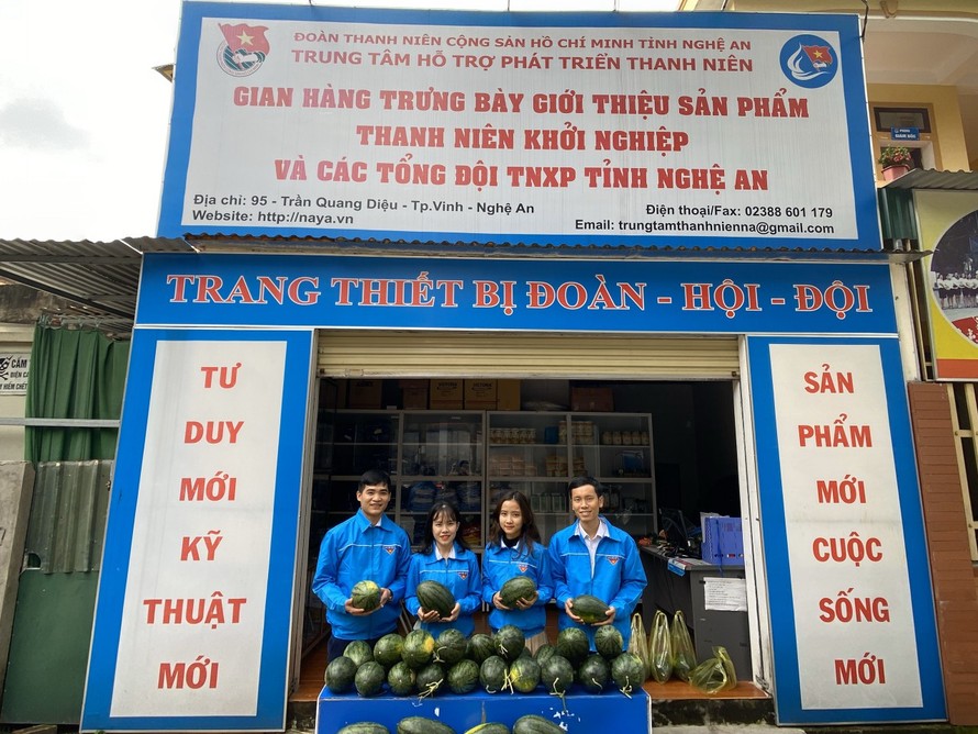 Tuổi trẻ Nghệ An chung tay 'giải cứu' hàng chục tấn dưa hấu