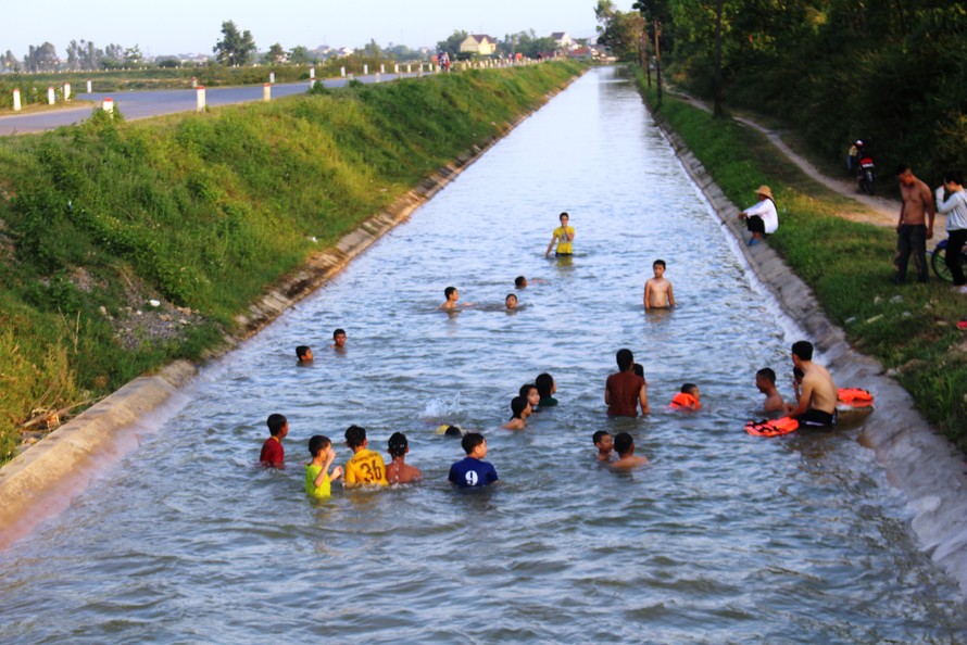 Nắng 'đổ lửa', cụ già, trẻ nhỏ giải nhiệt ở sông suối kênh mương 