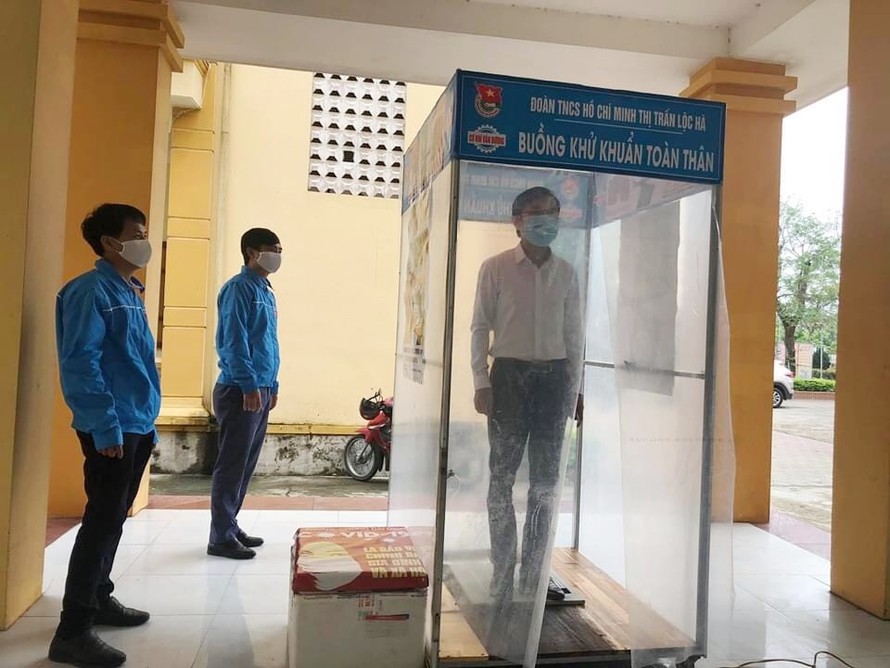 Thanh niên làm thành công buồng khử khuẩn toàn thân tự động