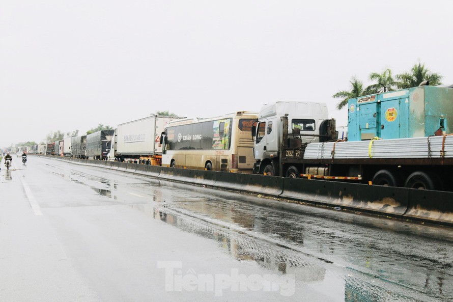Lũ cuồn cuộn, đường tránh Hà Tĩnh ách tắc hàng chục km