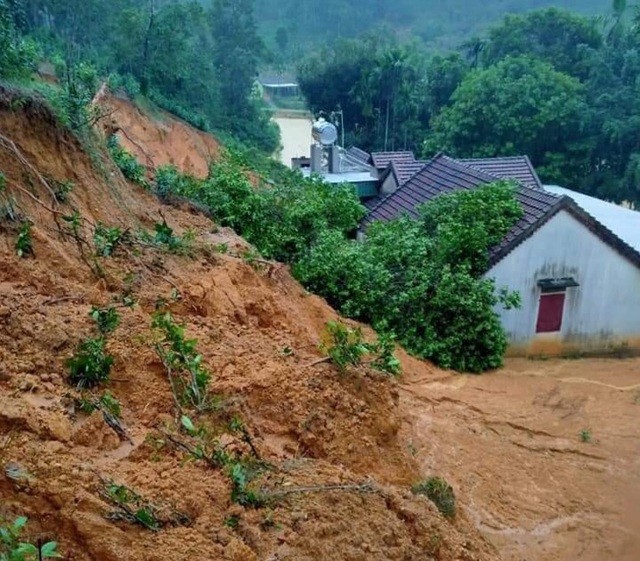 Đồi núi lở, đất đá tràn xuống ‘uy hiếp’ hàng trăm hộ dân miền núi Nghệ An