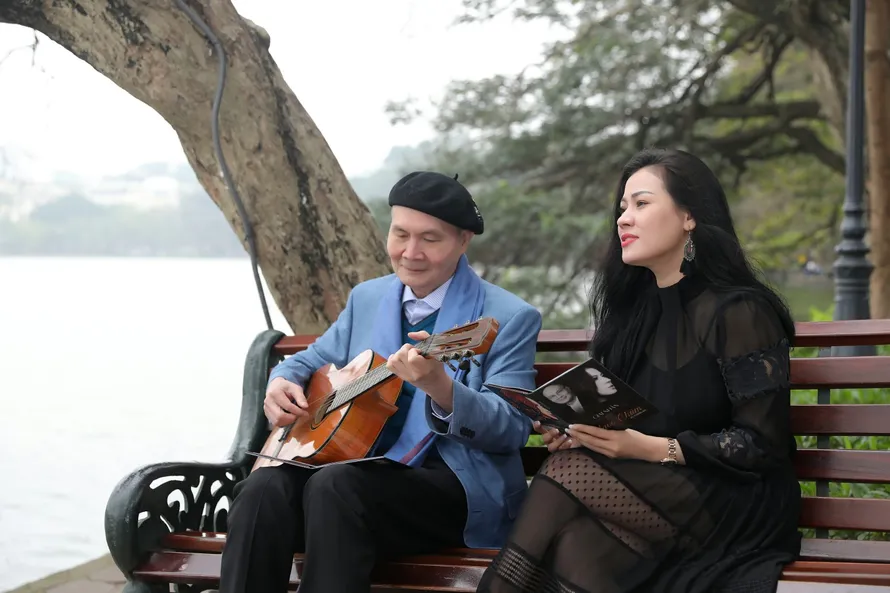 Nhạc sỹ Vũ Thành An đệm đàn cho Ngọc Châm hát ca khúc về Hà Nội