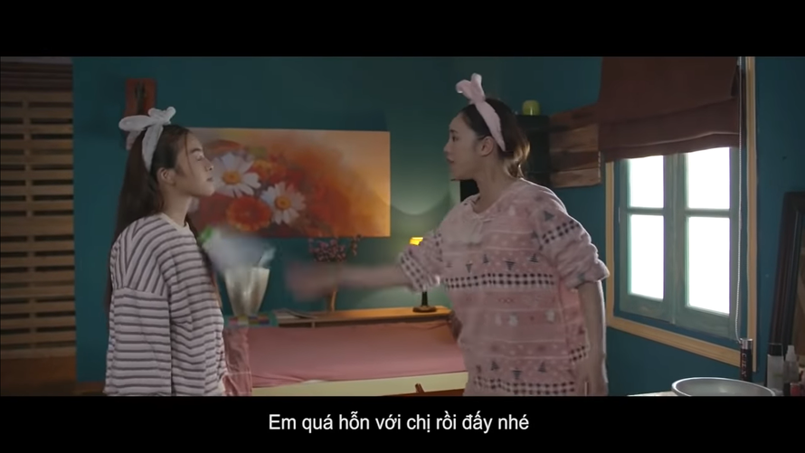 Nhiên và Nhi cãi nhau, động chân động tay