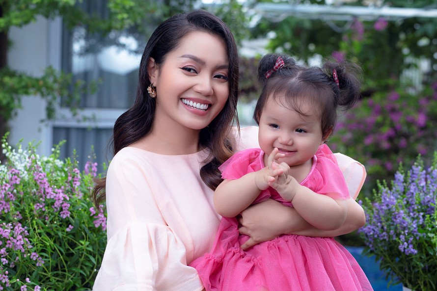 Ca sĩ Ngọc Anh khoe cô công chúa thứ hai