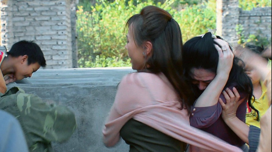 Nam (Phương Oanh) giải vây cho bà Xuân (Quách Thu Phương)