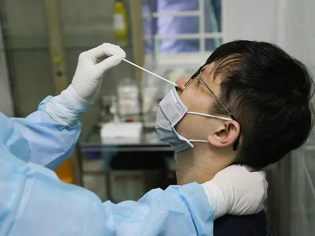 Học sinh được lấy mẫu xét nghiệm COVID-19.