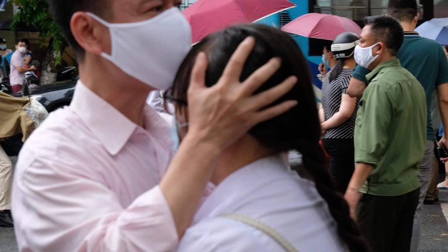 Nụ hôn của một phụ huynh dành cho con trước giờ vào phòng thi.(ảnh: Mạnh Thắng)