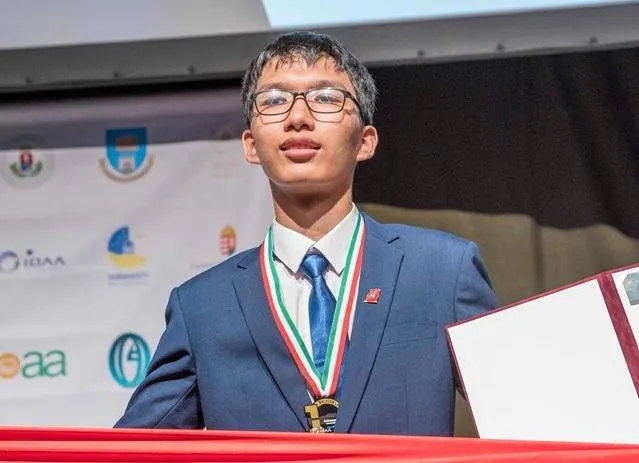 Nguyễn Mạnh Quân, Trường THPT chuyên Hà Nội - Amsterdam, một trong những học sinh được tặng Bằng khen lần này. 