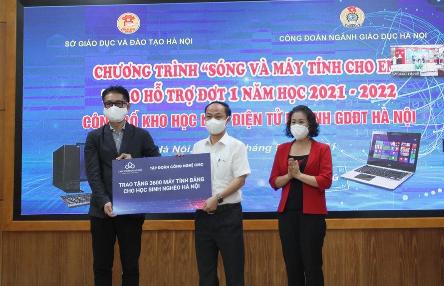 Hà Nội: Hàng nghìn học sinh nghèo được tặng máy tính học trực tuyến