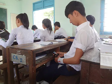 Việc học sinh sử dụng điện thoại trong giờ học sẽ gây mất tập trung, ảnh hưởng đến học tập.