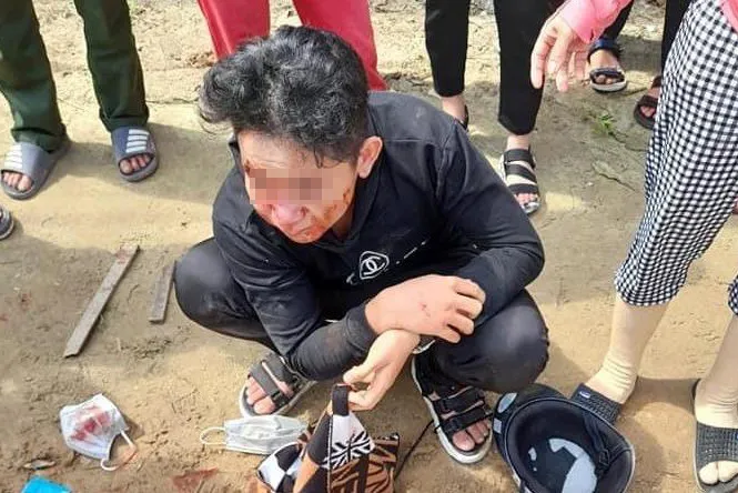 Học sinh bị đánh trên đường đi học về.