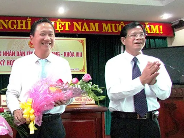 Ông Trịnh Xuân Thanh (trái) trong ngày nhậm chức Phó Chủ tịch tỉnh Hậu Giang. (ảnh: Cổng TTĐT tỉnh Hậu Giang). 