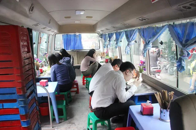 Quán bún chả trong xe khách bị xử phạt 2,5 triệu đồng