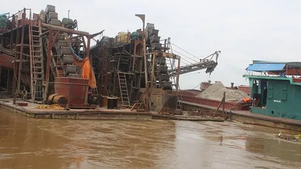Tàu hút cát trái phép trên sông Hồng bị lực lượng chức năng bắt giữ