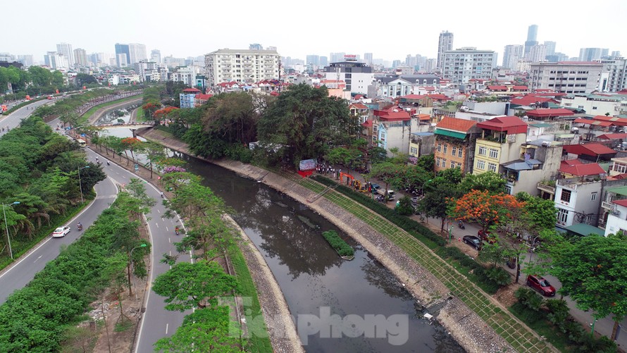 Sông Tô Lịch đen kịt, ô nhiễm, làm ảnh hưởng đến cuộc sống của người dân. Ảnh: Hoàng Mạnh Thắng