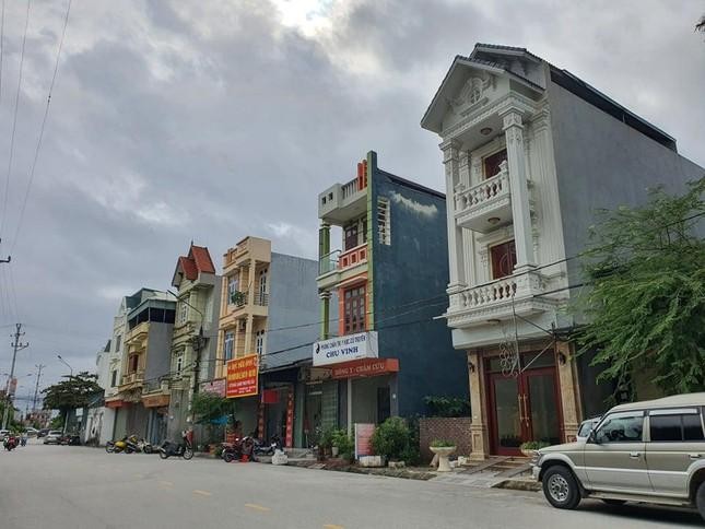 Những ngôi nhà kiên cố trên đất công đối diện UBND thị trấn Kẻ Sặt