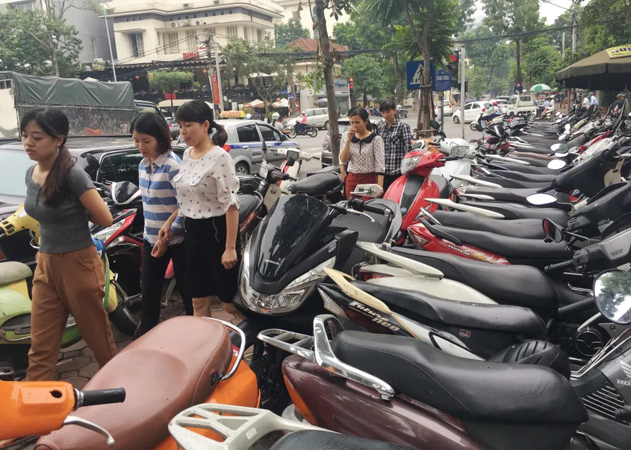 Trông xe trên vỉa hè Hà Nội