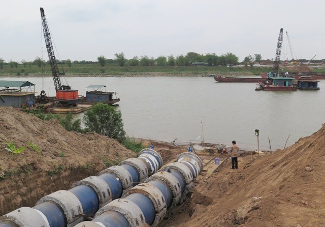 Đại diện Sở Xây dựng khẳng định, việc đào đường, lắp đặt đường ống bán nước sông Đuống là trái quy định.