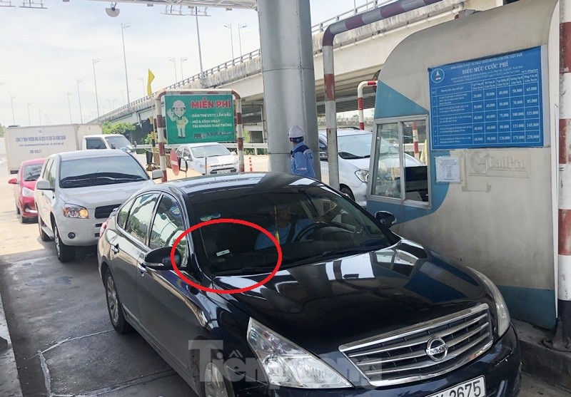 Xe có dán thẻ nhưng sáng 8/7 đi vào làn thu phí ETC tài khoản không có tiền.