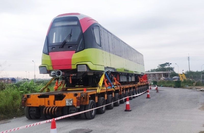 Đoàn tàu đầu tiên tuyến đường sắt đô thị số 3 đã về khu đề-pô Nhổn