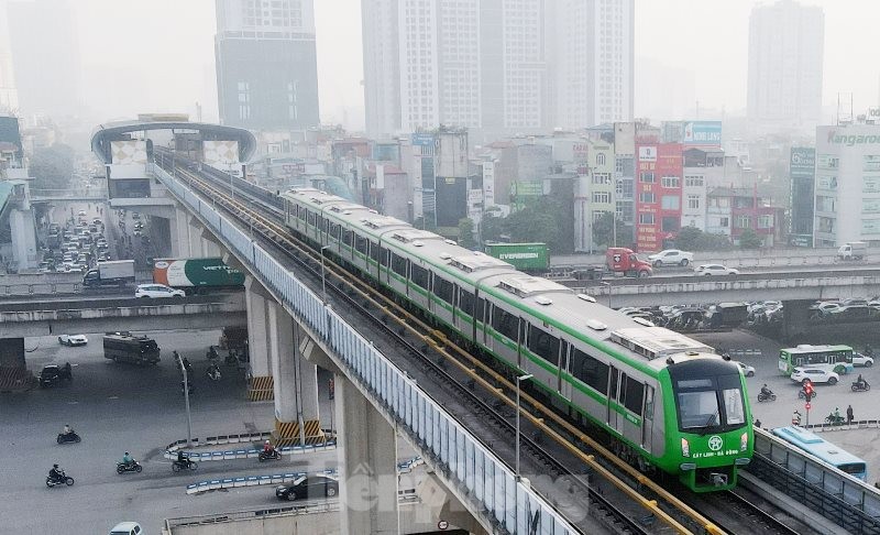 Tàu Cát Linh - Hà Đông chạy thủ nghiệm trên tuyến trong 3 ngày qua. Ảnh: Như Ý