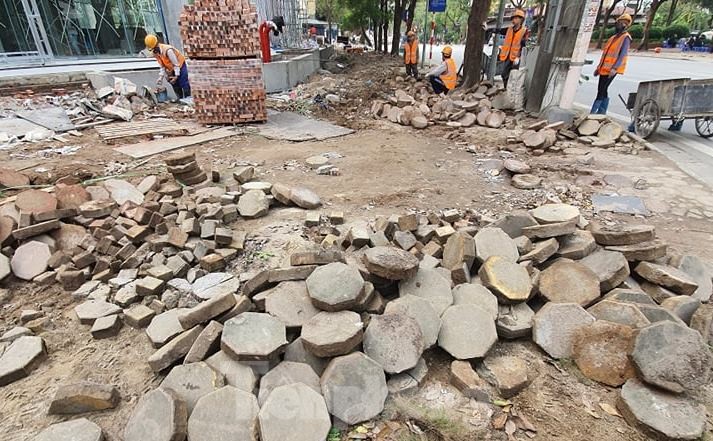 Quận Hoàng Mai yêu cầu đơn vị băm nát vỉa hè phải trả như cũ trong 10 ngày 