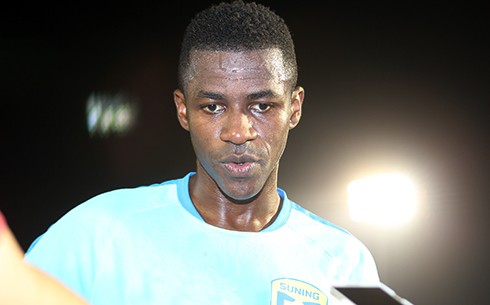 Ramires trả lời phỏng vấn tối qua 22/2 tại Bình Dương. Ảnh: Đức Đồng.