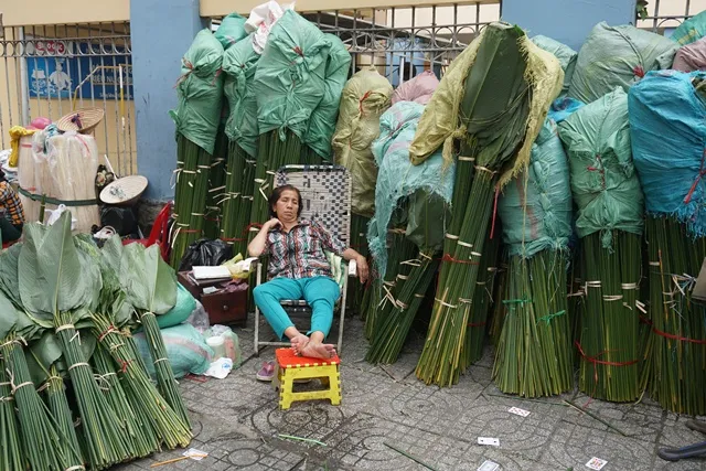 Chợ Tết vắng khách mua lá gói bánh chưng 