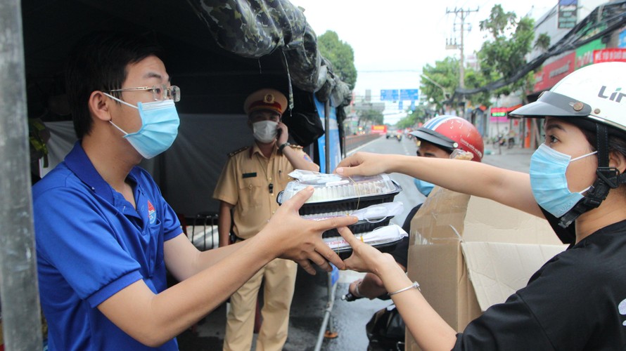  “Tiếp sức tiền tuyến” chống dịch bằng những suất ăn yêu thương