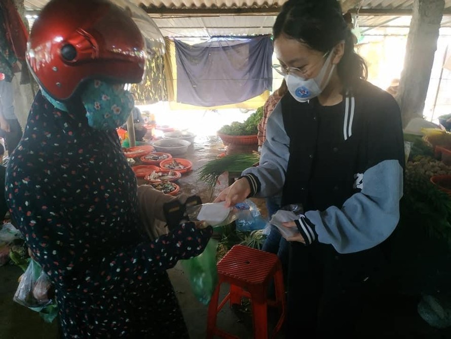 Bạn trẻ thu gom giấy vụn lấy quỹ chống dịch