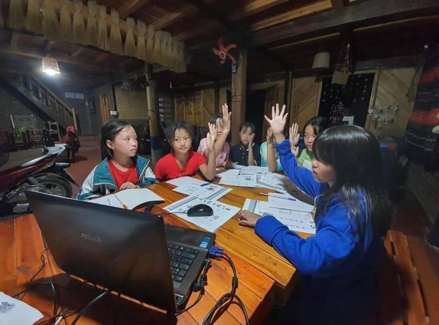  “Lớp học Cầu Vồng”: Mang tri thức đến những mảnh đời khó khăn