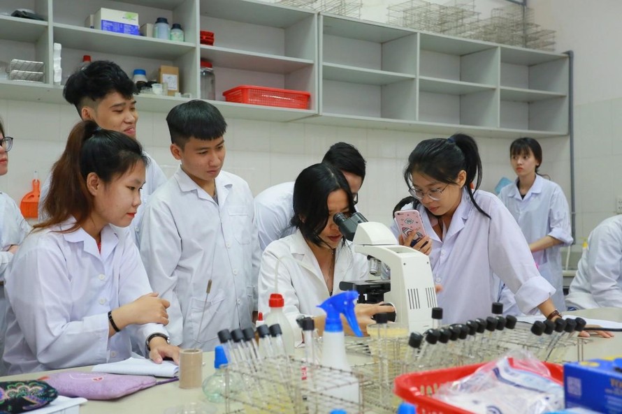 Sinh viên băn khoăn trước việc trở lại trường học trực tiếp