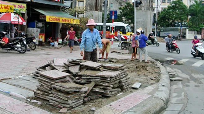 Chỉ sau vài tháng đưa vào sử dụng, nhiều đoạn vỉa hè Hoàng Cầu đã phải sửa chữa. Ảnh: Minh Minh
