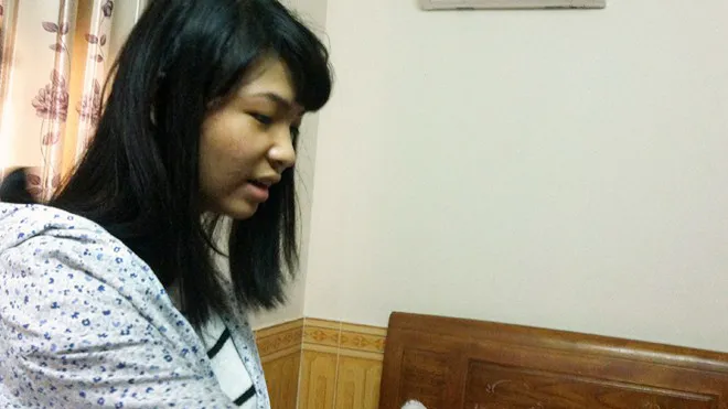 Thanh "diễn" lại vụ đâm chết anh Đăng trong buổi thực nghiệm. Ảnh: Zing