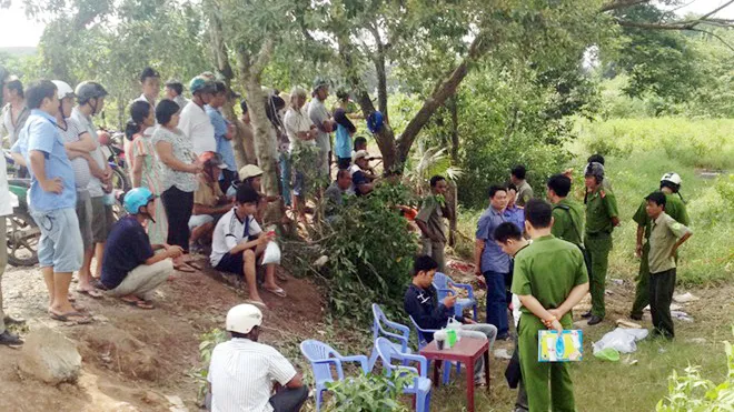 Sáng 12/10, nhà chức trách khám nghiệm hiện trường làm rõ nguyên nhân nam sinh thiệt mạng
