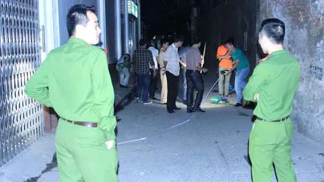 Cơ quan chức năng khám nghiệm hiện trường khu vực xảy ra án mạng