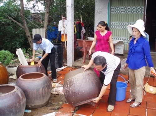 Thau rửa dụng cụ chứa nước vừa và nhỏ, lật úp các dụng cụ không chứa nước nhằm phòng chống sốt xuất huyết. Ảnh minh họa, nguồn: Internet