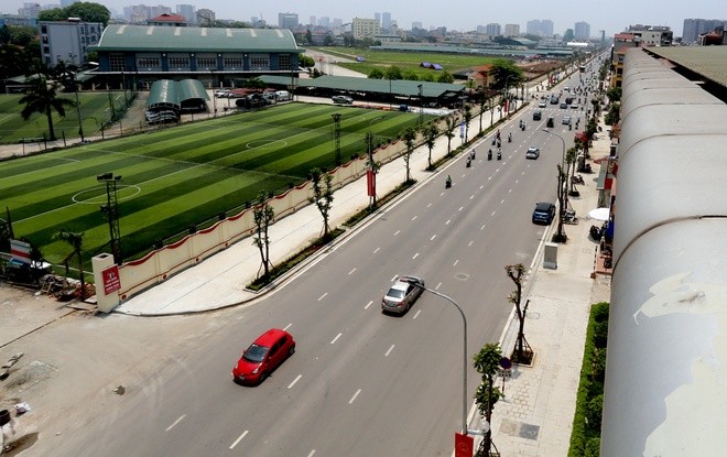 Đường Lê Trọng Tấn đoạn từ Tôn Thất Tùng đến sông Lừ (Thanh Xuân, Hà Nội) được khởi công đầu tháng 1 năm nay. Dự án do Sở Giao thông Vận tải Hà Nội làm chủ đầu tư với tổng mức đầu tư gần 230 tỷ đồng