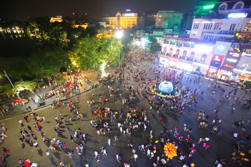 Không gian đi bộ hồ Gươm được cho là ít các hoạt động văn hóa nghệ thuật và dịch vụ phục vụ nhu cầu người dân và du khách. Ảnh: Ngọc Thành