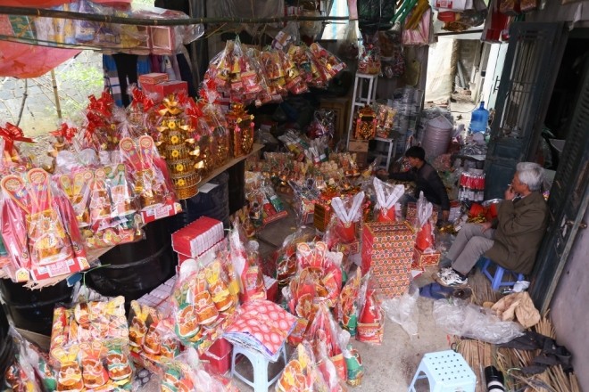 Dịp Tết năm nay, cơ sở sản xuất hàng mã của anh Trần Văn Hải (Chương Mỹ, Hà Nội) đã cho ra lò hàng nghìn sản phẩm các loại, trong đó riêng đồ cúng ông Công ông Táo khoảng gần 3.000 bộ