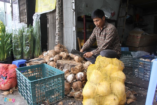 Anh Tùng liên tục đẽo dừa để cung cấp cho khách