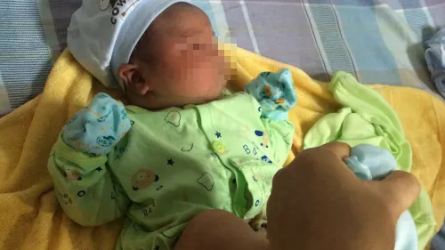 Hiện bé được các cán bộ y tế của Viện thay phiên nhau chăm sóc