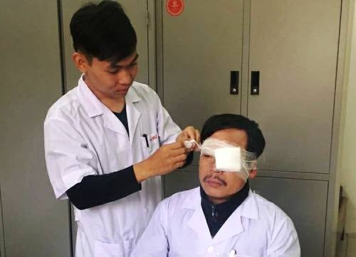 Bác sĩ Nghĩa được băng bó sau vụ hành hung