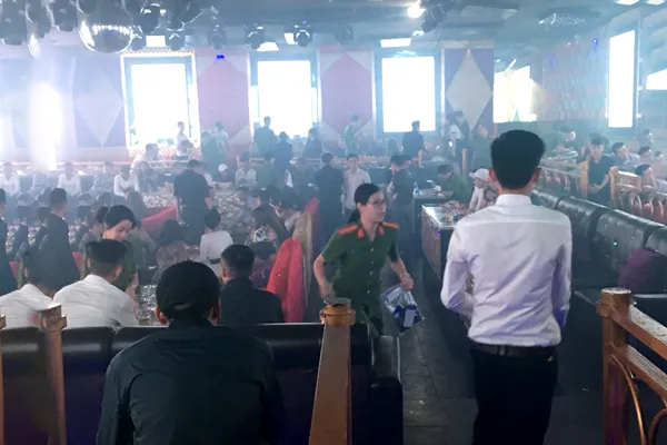 Lực lượng chức năng đột kích quán bar