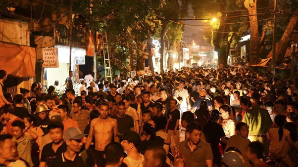 Vụ việc kéo dài suốt 2 giờ, hàng trăm người dân kéo tới hiện trường
