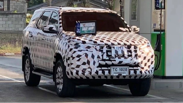 Toyota Fortuner mới lộ ảnh chạy thử tại Thái Lan