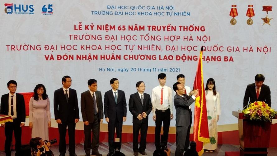 Trường Đại học Khoa học Tự nhiên nhận Huân chương Lao động hạng ba