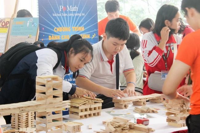 Học sinh tham gia trải nghiệm tại Ngày hội Toán học
