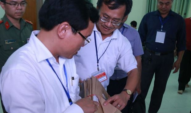 Ông Nguyễn Quang Vinh (áo trắng bên phải) nguyên là trưởng phòng Khảo thí của Sở GD&ĐT Hòa Bình, một trong ba đối tượng bị khởi tố vì nâng điểm cho thí sinh.